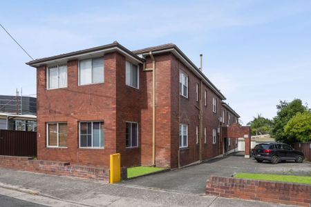 Beautifully Updated Two-Bedroom Apartment in a Prime Burwood Location - Photo 4