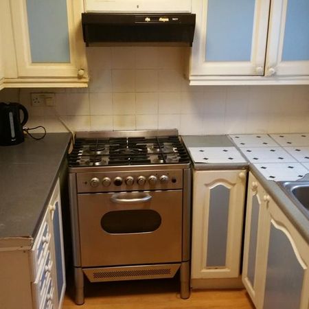 4 bedroom semi-detached house to rent - Photo 3