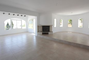 LONG TERM RENTAL Spacious villa for rent with sea views