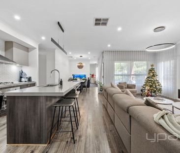 BEAUTIFUL 4 BEDROOM HOME IN AINTREE - Photo 2