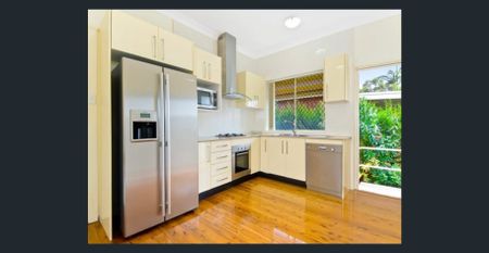 Fully furnished, 2 Parkings - Jan 2026 available - Photo 5