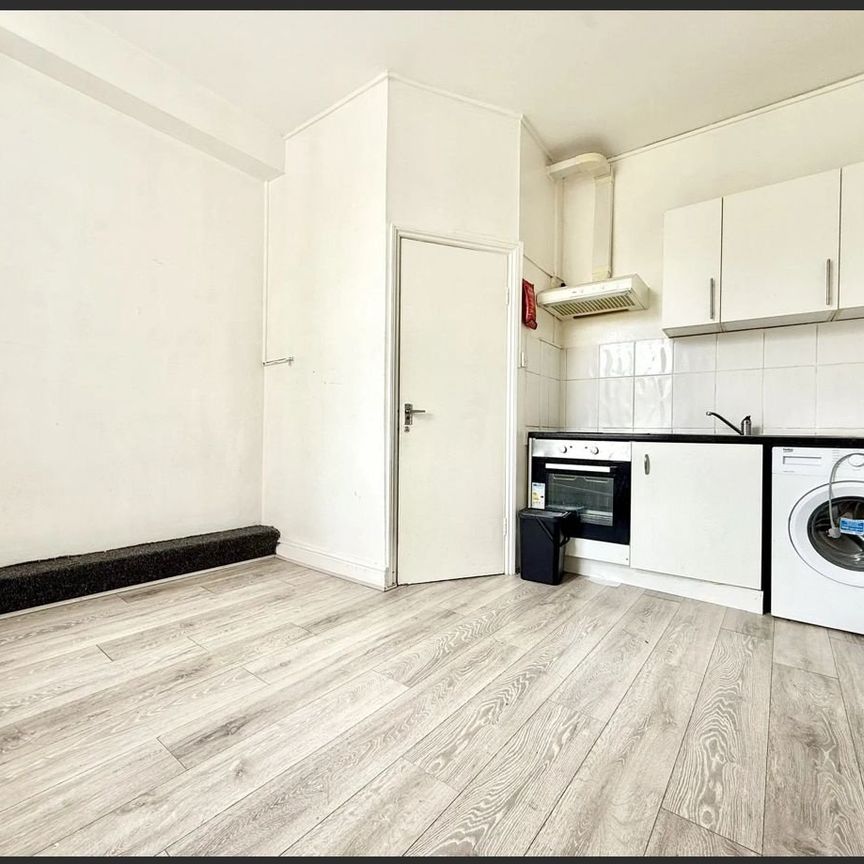 Studio Flat, Romford Road, E7 - Photo 1