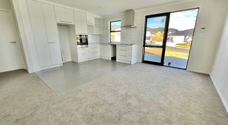 Easy-Care Home - Washer & Dryer Included! - Photo 3