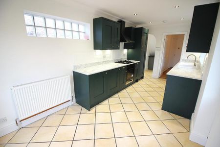 3 bedroom flat to rent - Photo 4