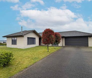 Family Living with Lake Views in Nukuhau - Photo 2