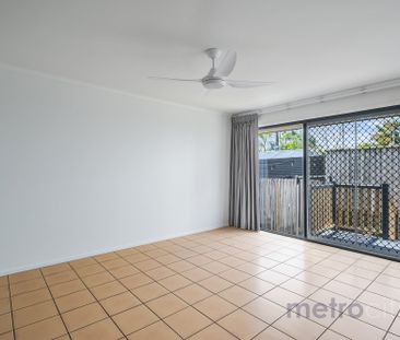 Beautifully Updated Townhouse Moments from Oxford Street!! - Photo 2