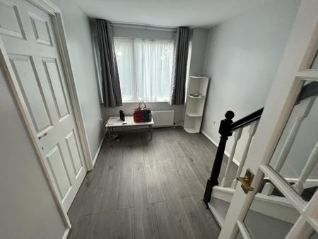 5 Bed Semi-Detached House, Pomfret Avenue, LU2 - Photo 5