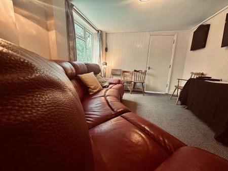 Gorgeous Edwardian house set on the summit of a hill, with commanding views of the River Severn Room 5 - Photo 2