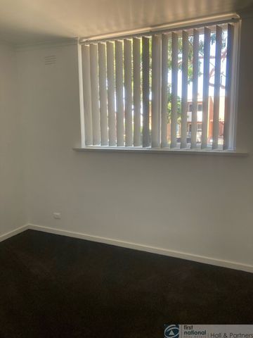 Modernized 2-bedroom ground floor apartment - Photo 2