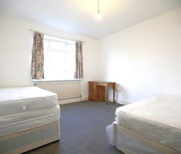 Guide Price £2,600 pcm - Available Now - Part Furnished - Photo 2