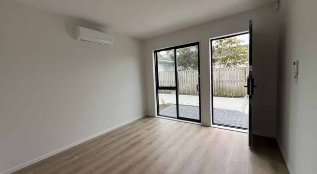 Brand New Homes for Rent – 5 Calthrop Close, Māngere - Photo 1