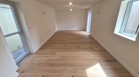 39 The Droveway - Photo 2