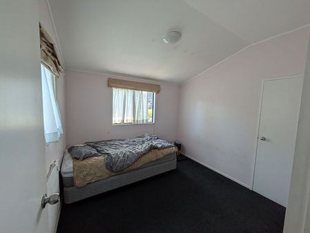 Sunny 3-bedroom townhouse Ellerslie - Photo 3