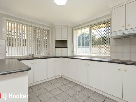 Spacious 3-Bedroom Home with Double Garage in South Tamworth - Photo 4