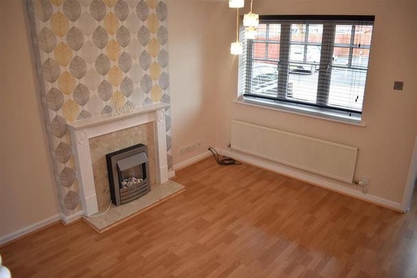 3 bedroom mews to rent - Photo 1