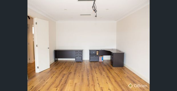 TOP FLOOR APARTMENT! - Photo 1