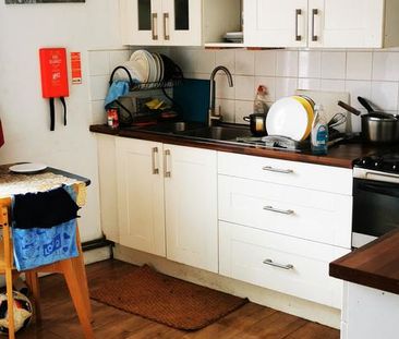 1 bedroom in a flat share to rent - Photo 2