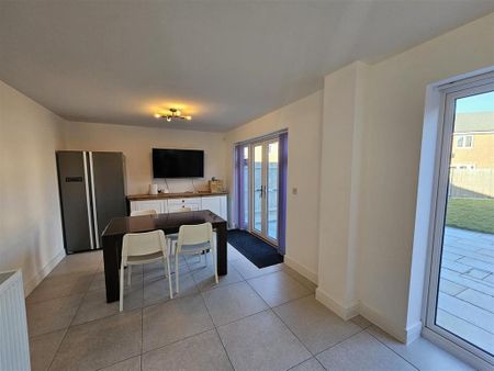 4 bedroom detached house to rent - Photo 2