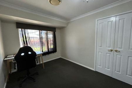 LARGE FAMILY HOME WITH A POOL! - Photo 4