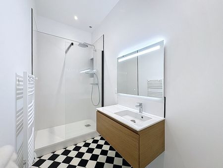 Appartement à louer - REIMS -PLACE DU FORUM - Photo 4