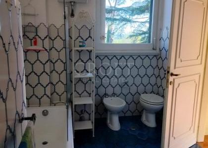 Ardeatina-Divino Amore: Quiet, charming rustic villa, big and well-curated garden, 3 beds, 1 study, 3 baths, living room, kitchen, with terraces , AC and parking space. Ref 2322