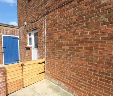 3 bedroom semi-detached house to rent - Photo 6