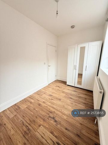 3 bedroom flat to rent - Photo 5