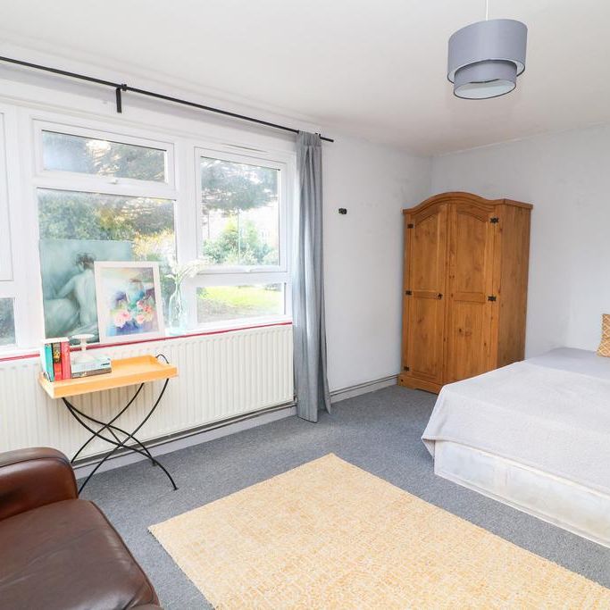 3 bedroom flat to rent - Photo 1