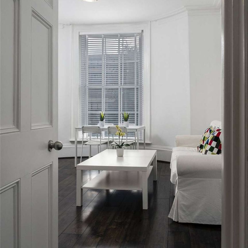 Stunning two bedroom apartment to rent, set within a beautifully converted Georgian building close to Reading Town Centre with parking. - Photo 1