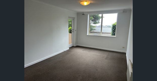 Light & Bright 2 Bedroom Apartment With Balcony & Courtyard - Photo 1