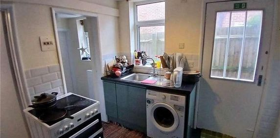 Heathcote Road, Epsom, Surrey, KT18 - Photo 2