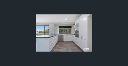 Spacious Four Bedroom Home Plus Study - Photo 5