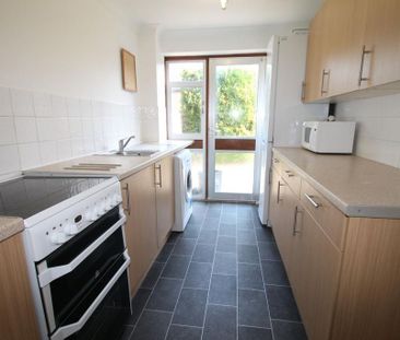 4 bedroom semi-detached house to rent - Photo 2