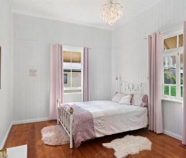 Stunning traditional Queenslander, walk to beach - Photo 3