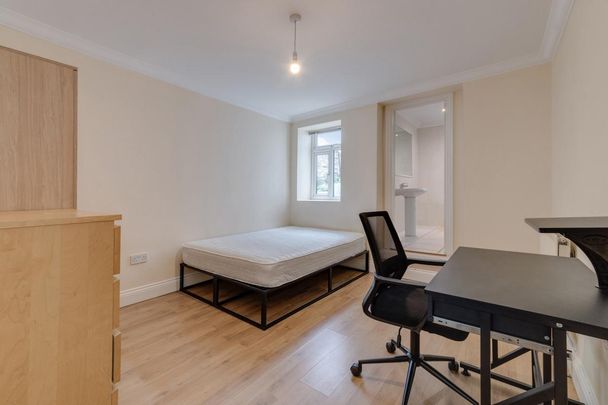 4 bedroom flat in London - Photo 1