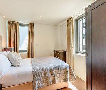 Luxury Two-Bedroom Apartment with Water Views in Paddington Basin, ... - Photo 4