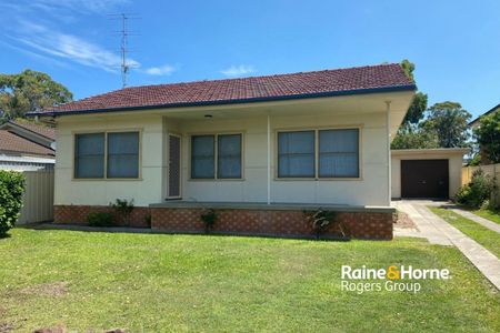 Spacious Family Home with Multiple Garaging in Prime Toukley Location - Photo 5