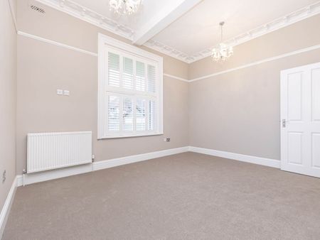 2 bed flat to rent in St Peters Road, Parkstone, BH14 - Photo 3