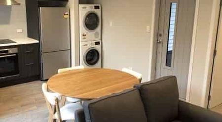 Central Hamilton Studio with Ensuite & Utilities Included - Photo 5