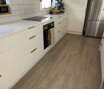 Spacious 3-Bedroom Townhouse - Photo 3