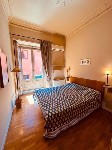 ¡Espectacular piso con balcones y vistas despejadas en Pleno Centro de Madrid! - Foto 3