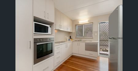 Spacious Three-Bedroom Home in the Heart of Aitkenvale! - Photo 5