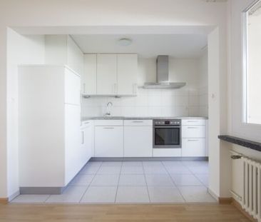 Luminous 4.5-room apartment with balcony and modern kitchen - Foto 6