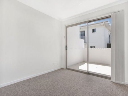 Beautiful Townhouse - Walking Distance to the Beach - Photo 4