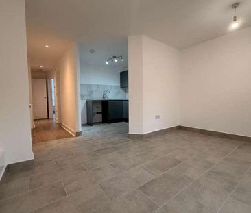 Courtland Avenue Ig, Ilford, IG1 - Photo 3