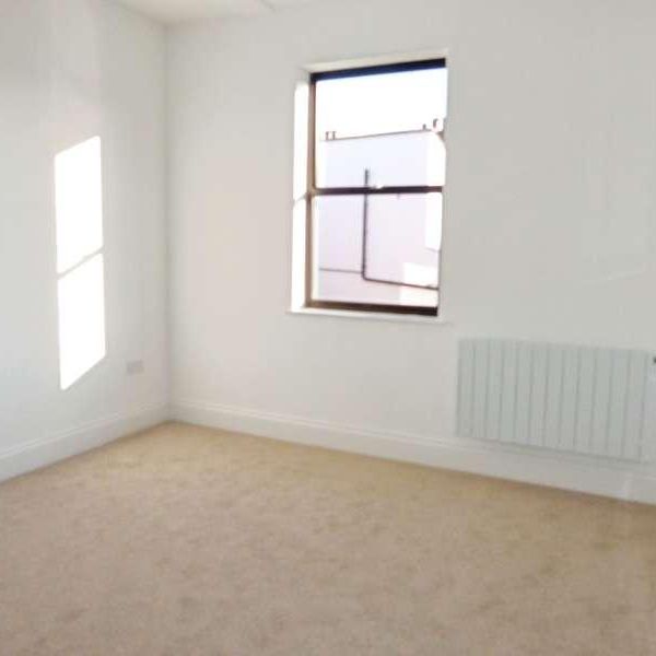 Bath Road, Cheltenham, GL53 - Photo 1