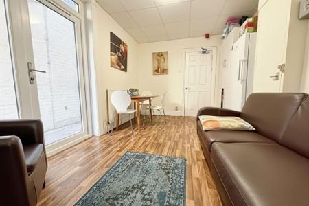 1 bedroom in a house share to rent - Photo 2