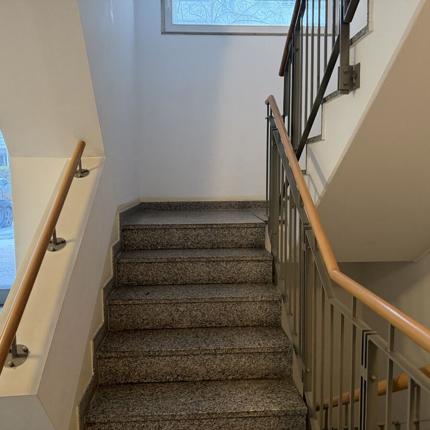 „Erstbezug nach Sanierung“ – Helle 2-Zimmer-Wohnung mit Balkon, EBK und Aufzug - Photo 1