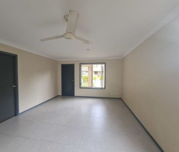 Quiet Semi-Freestanding Townhouse with Extra Parking – 73/70 Alling... - Photo 5