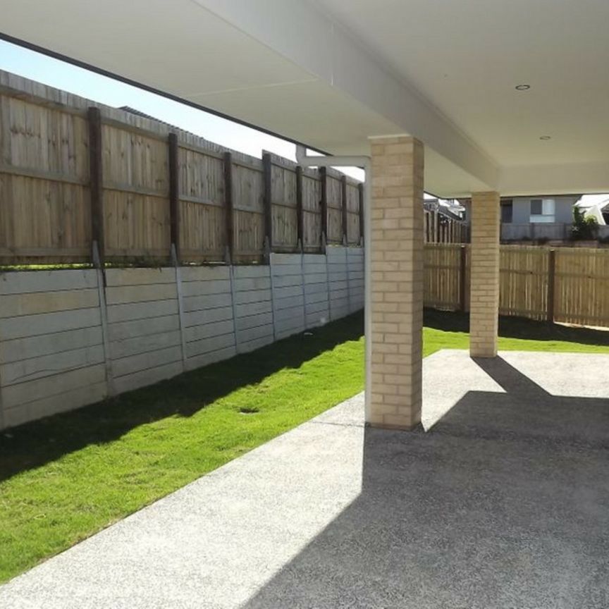 4 bedroom split level family home located in Coomera. - Photo 1